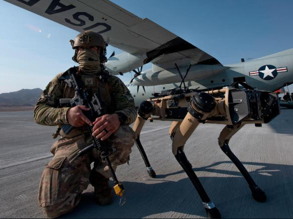 ВИДЕО: АНУ-ын агаарын цэргийн хүчнийхэн робот нохойг туршиж байна