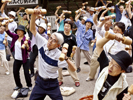 Японд 100-гаас дээш настай 80 мянга гаруй хүн амьдарч байна