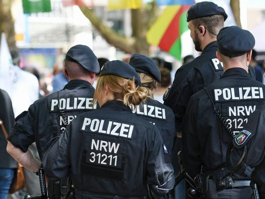 Германд нацизмыг дэмжигч цагдаа нарын нууц чат группыг илрүүлж, 29 офицерыг ажлаас нь түдгэлзүүллээ