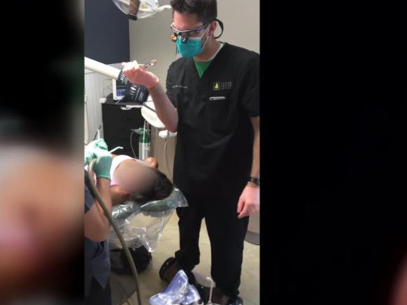 “Ховербоард” дээр зогсож эмчилгээ хийсэн Австралийн шүдний эмч 12 жилийн хорих ял авчээ