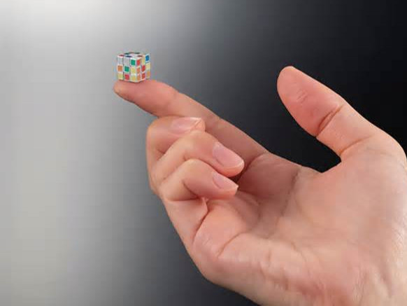 Япончууд дэлхийн хамгийн жижиг рубик шоо бүтээлээ