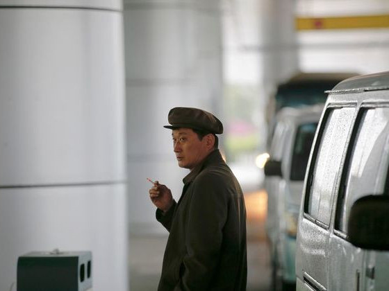 Хойд Солонгост олон нийтийн газар тамхи татахыг хоригложээ