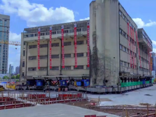 ВИДЕО: 85 жилийн настай 5 давхар барилгыг нураалгүйгээр шинэ байршилд зөөжээ