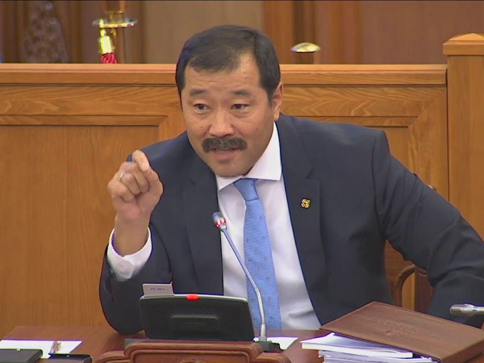 ВИДЕО: Ж.Бат-Эрдэнэ дотуур хувцастайгаа цахим хуралд оролцож олны шүүмжлэлд өртөв