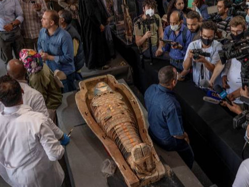 ВИДЕО: Археологичид 2500 жилийн түүхтэй муммигийн авсыг нээжээ