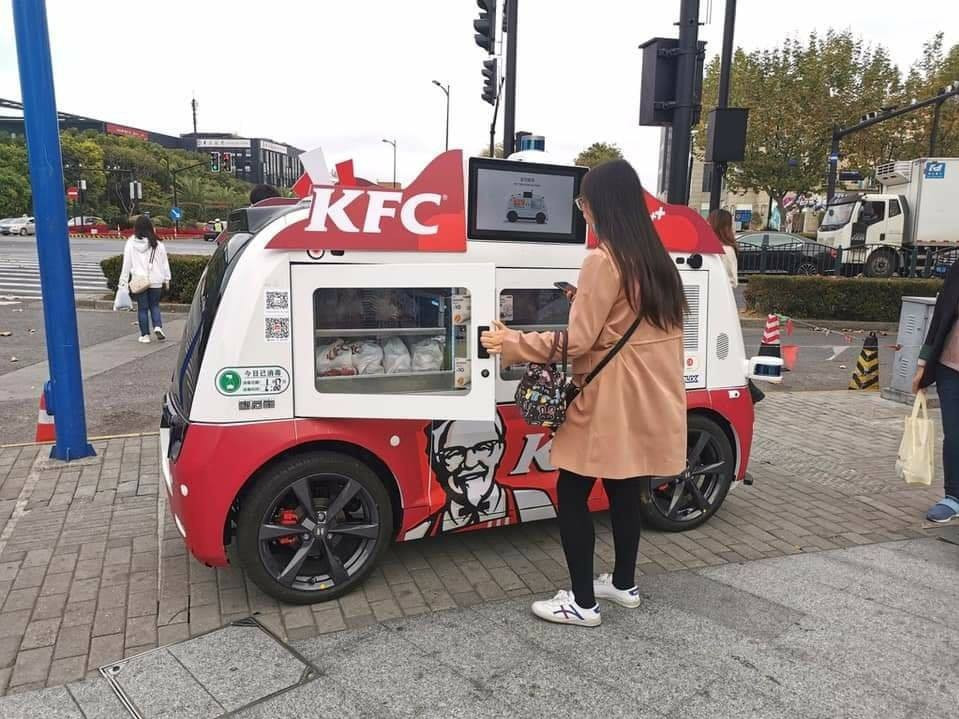 БНХАУ-д KFC-ийн жолоочгүй машинууд борлуулалт хийж эхэлжээ