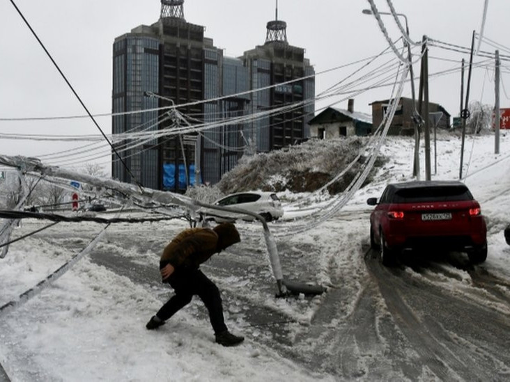 Владивосток хотод байгалийн гамшиг болж, бүхэлдээ мөсөн бүрхүүлд автжээ