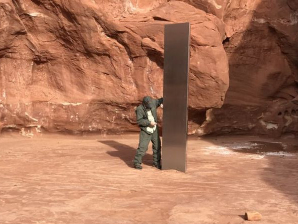 ВИДЕО: АНУ-ын Юта мужийн цөлөөс үл мэдэгдэх металл багана олджээ