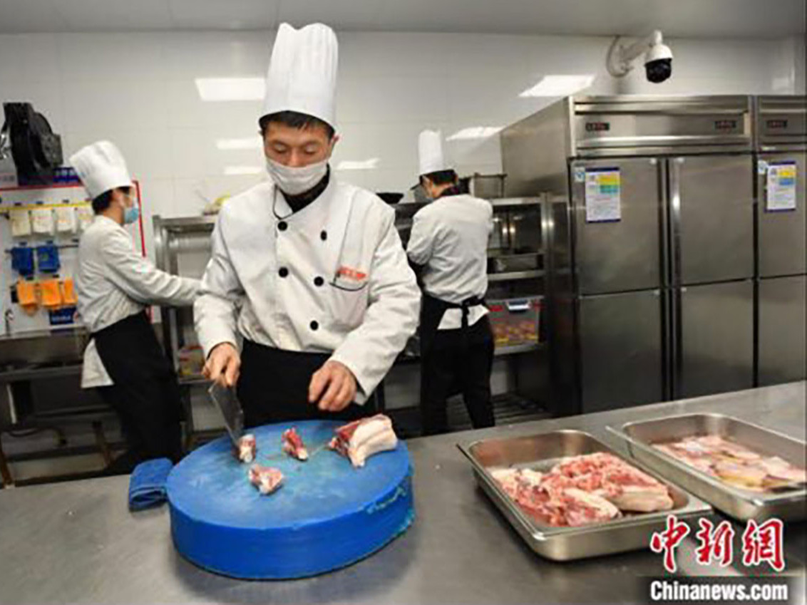 CHINA NEWS: Монголоос илгээсэн хонины махаар хоол хийж Ухань хотын эмч, ажилчдыг дайлжээ