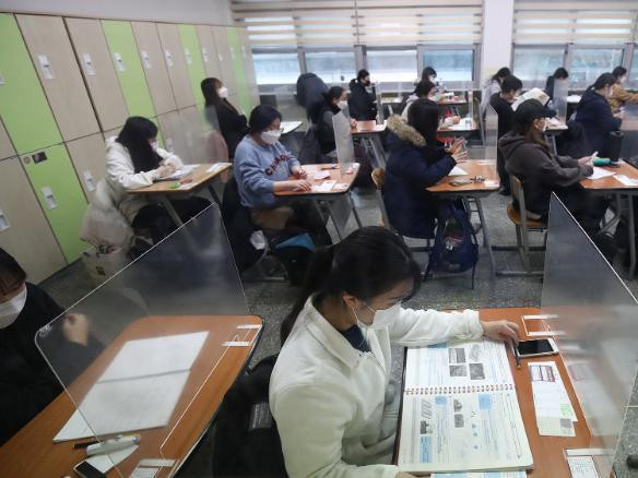 Өмнөд Солонгост коронавирусийн халдвар нэмэгдэж буй ч 500 мянга гаруй сурагч элсэлтийн шалтгалтаа өгөв