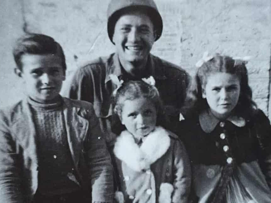 ВИДЕО: Дайны үеэр буудах гэж байсан хүүхдүүдтэйгээ 76 жилийн дараа уулзжээ