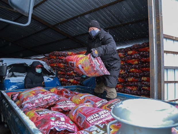 Хан-Уул дүүргийн зорилтот бүлгийн 3392 өрхийн 13000 гаруй иргэнд хүнс тэжээлийн тусламж үзүүлсэн байна