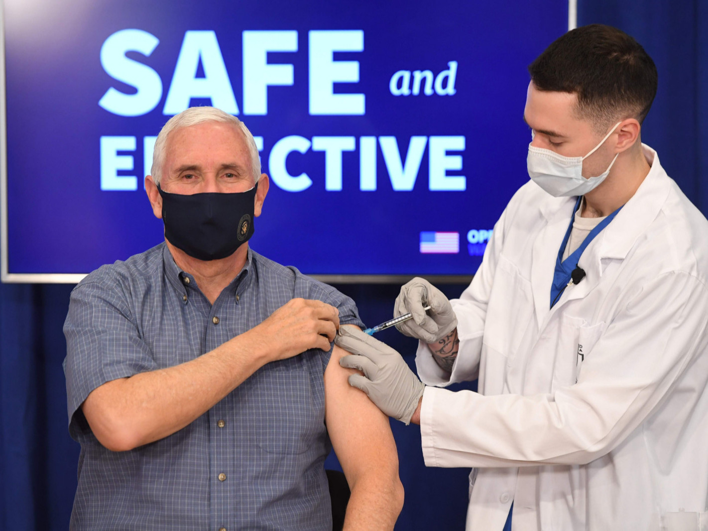 ВИДЕО: АНУ-ын дэд ерөнхийлөгч камерны өмнө коронавирусийн эсрэг вакцин хийлгэлээ