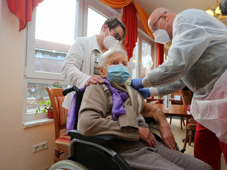 Германд “Pfizer”-ийн вакцины эхний тарилгыг 101 настай иргэн хийлгэлээ  