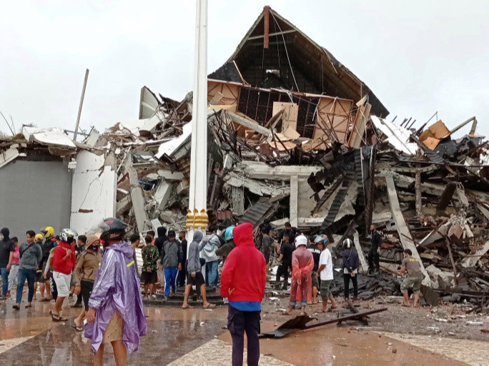 Индонезод 6,2 баллын хүчтэй газар хөдлөлт болж 7 хүн нас баржээ