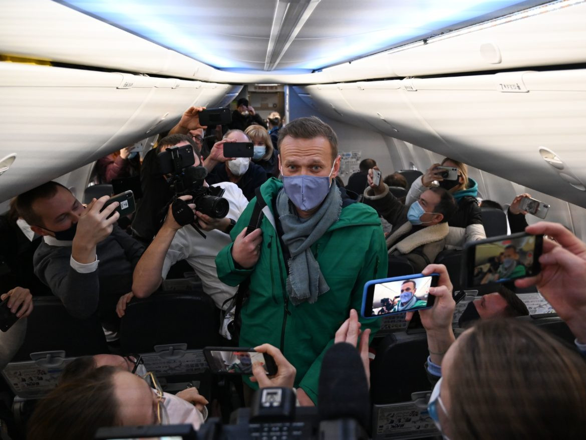 А.Навальныйг эх орондоо ирсэн даруйд нь баривчиллаа