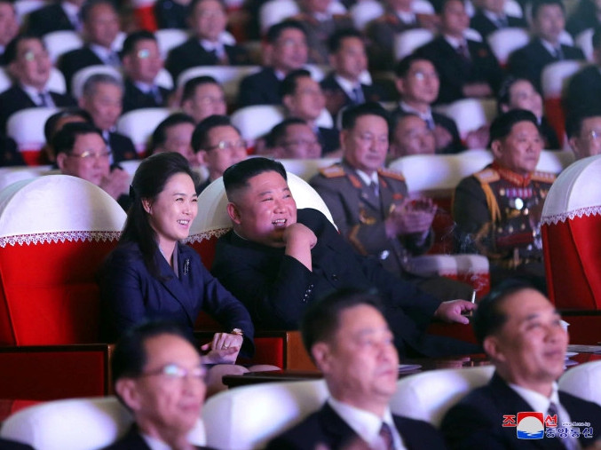 Ким Жон Уны эхнэр жилийн дараа олон нийтийн өмнө гарч иржээ
