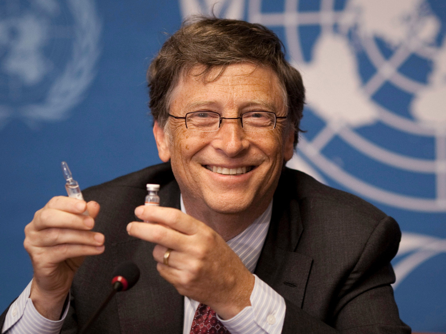 Билл Гейтс коронавирусийн вакциныг гурван удаа хийх шаардлагатай гэж  үзэж байна