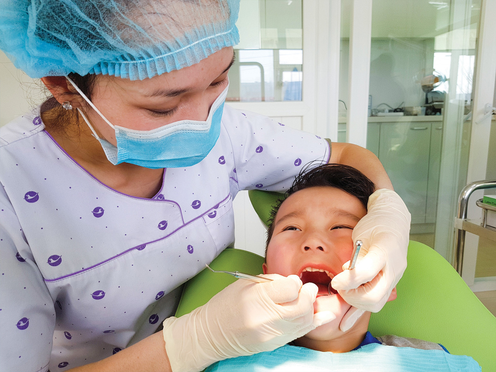 Хууль зүйн сайд Х.Нямбаатар сан байгуулж хүүхдүүдийн шүдийг эмчилж буйгаа мэдэгдэв 