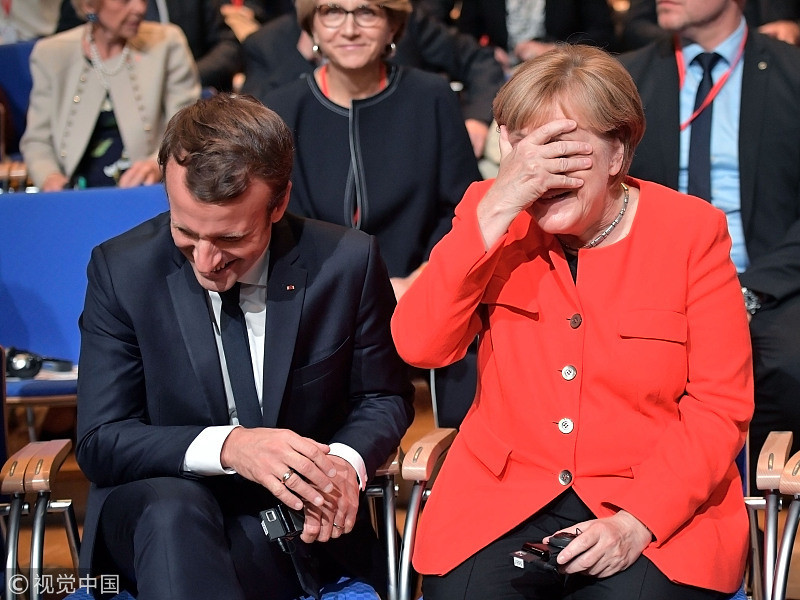 ВИДЕО: Германы канцлер Ангела Меркель индэр дээр амны хаалтаа мартаж олон хүнд инээд бэлэглэв