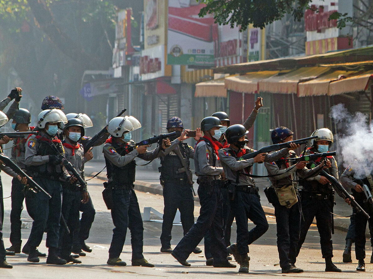 Мьянмарт цагдаа нар жагсагчдын эсрэг гал нээж, 18 хүн амь үрэгджээ