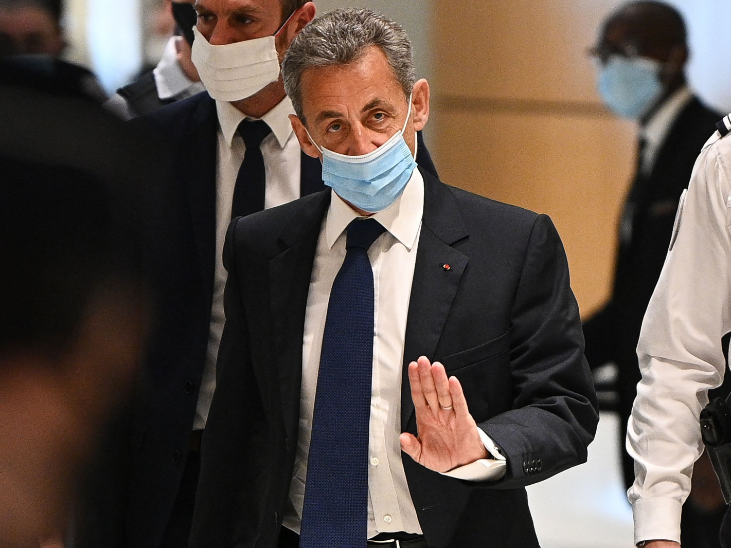 Авлигын хэрэгт холбогдсон Францын Ерөнхийлөгч асан Николя Саркозид гурван жилийн ял оноожээ