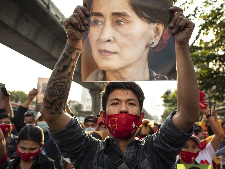 “YouTube” Мьянмарын армийн удирддаг сувгуудыг устгажээ  