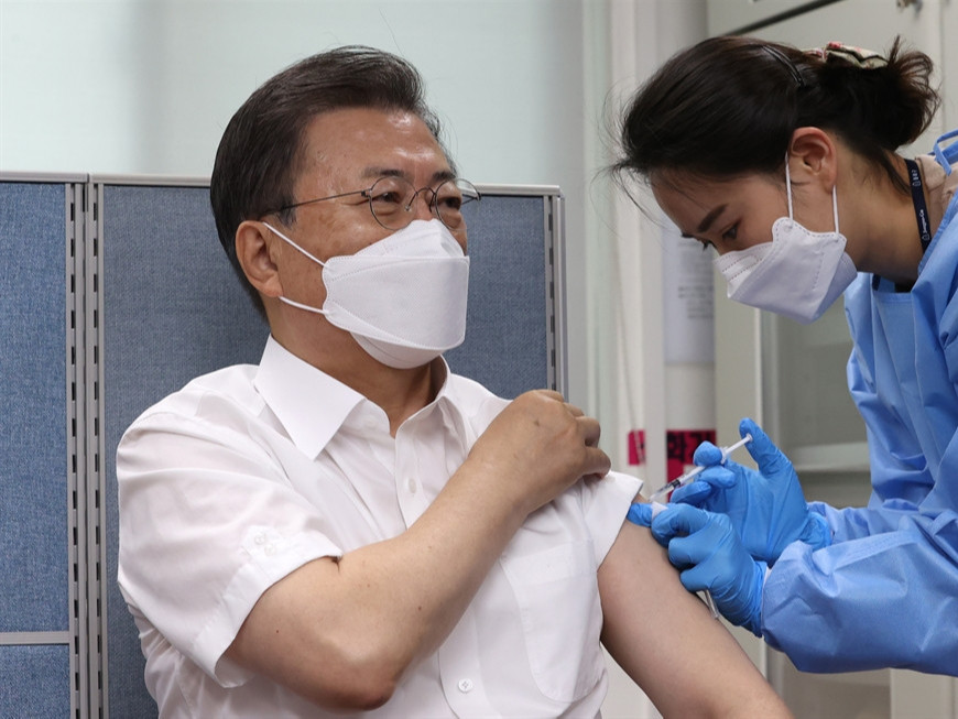 БНСУ-ын Ерөнхийлөгч Мүн Жэ Ин эхнэрийн хамт “АстраЗенека” вакцин хийлгэлээ