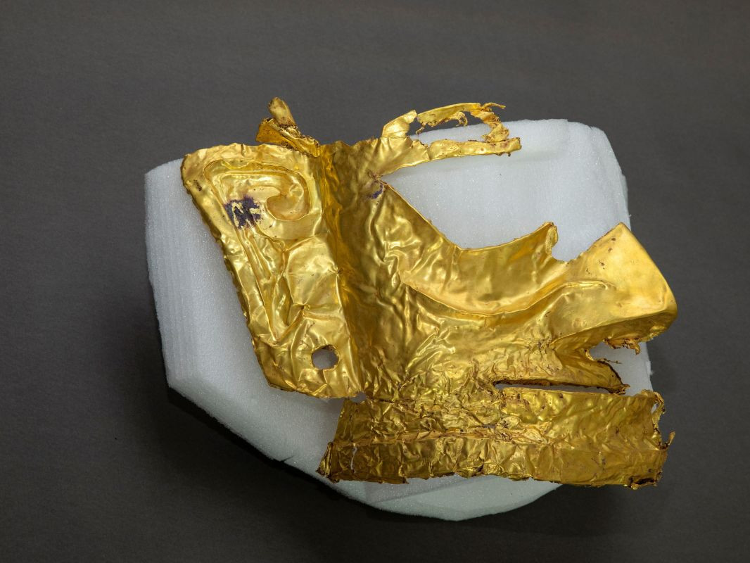Археологичид Хятадаас 3000 жилийн настай алтан маск илрүүлжээ