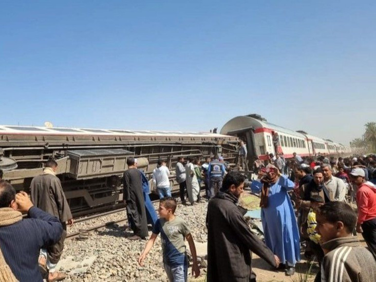 ВИДЕО: Үл мэдэгдэх этгээдүүд тоормос дарсны улмаас хоёр галт тэрэг мөргөлдөж, 32 хүн амиа алджээ  