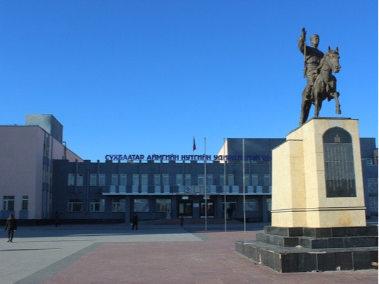 Сүхбаатар аймаг тэг зогсолт хийж иргэд нь иргэний үнэмлэхээ үзүүлж дэлгүүрт үйлчлүүлж байна  