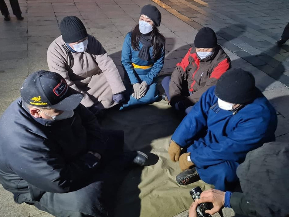Ардчилсан намын гишүүд Сүхбаатарын талбайд өлсгөлөн зарлаж эхэллээ
