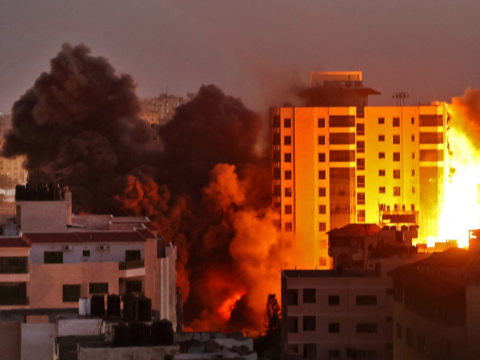 ВИДЕО: Палестины бүлэглэл Израиль руу 100 гаруй пуужин харваж, орон сууцны блокыг нураажээ