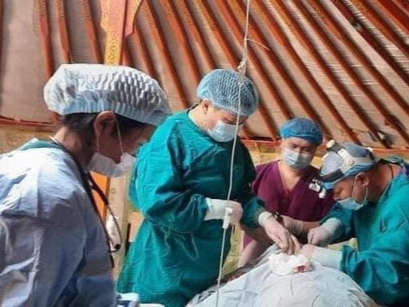 Дорноговь аймгийн эмч нар өвчтөний гэрт нь мэс засал хийж, амь насыг нь аварчээ