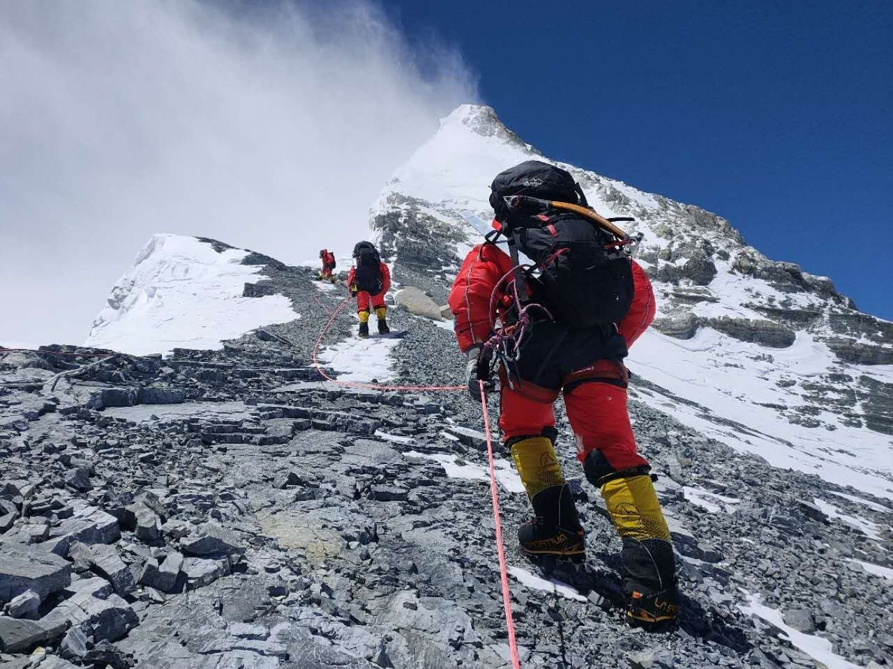 БНХАУ Төвөдийн талаас Эверест рүү авирахыг хориглолоо