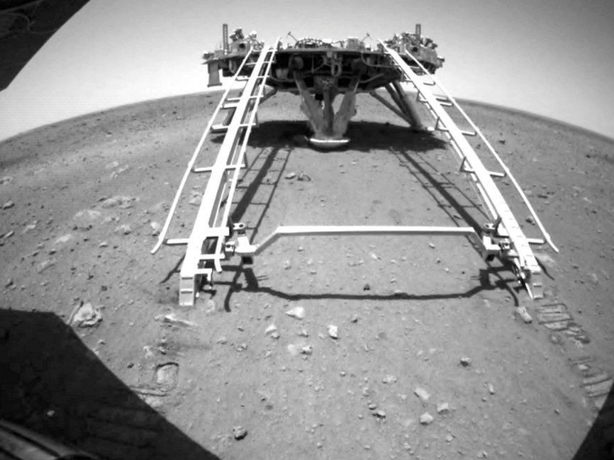 Ангараг гараг дээр буусан БНХАУ-ын робот төхөөрөмж анхны жолоодлогоо хийжээ