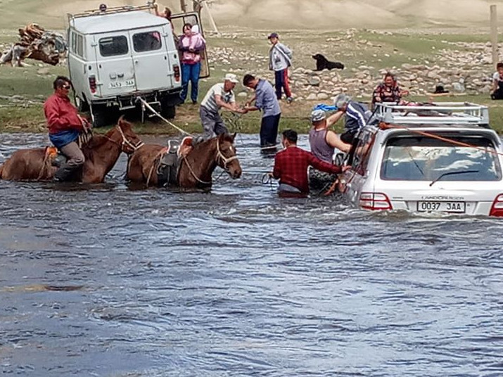 Онцгой байдлын алба хаагчид НАЙМАН иргэний амь насыг аварчээ