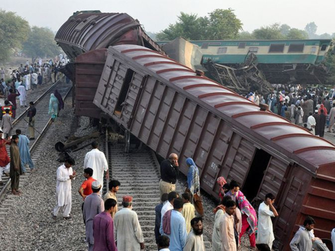 ВИДЕО: Пакистанд дахин галт тэрэг мөргөлдөж, 30 гаруй хүн амь үрэгдэв