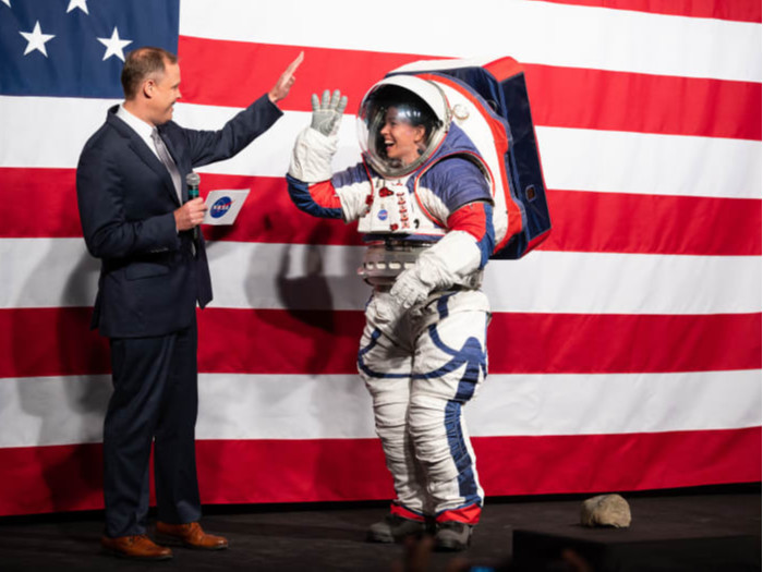 НАСА 2024 оны сарны аялалд зориулан бүтээсэн сансрын нисэгчийн өмсгөлийг танилцууллаа