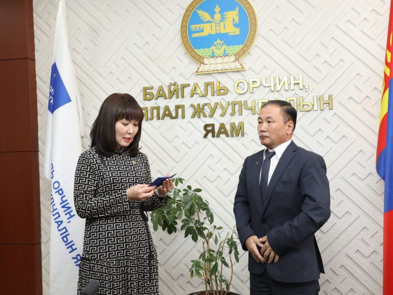 Б.Отгонсүрэн “үслэг эдлэлийн урлаач эхнэрээ ой судлаач” болгосон