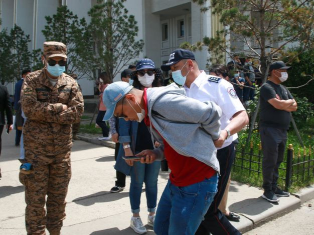  Төв талбайд үзэл бодлоо илэрхийлж байсан комедиан Д.Амартүвшинг баривчлав