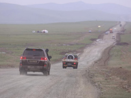 ВИДЕО: Гурван зуныг өнгөрөөж буй Дарханы замд жолооч нар хараалаа барж байна