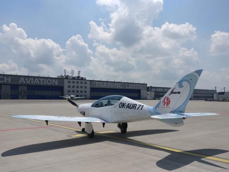 Чехийн “SHARK” хэмээх хэт хөнгөн онгоц Улаанбаатарт амжилттай газардлаа