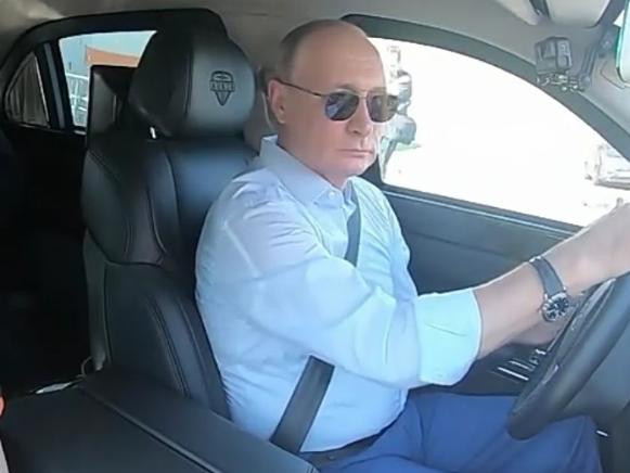 ВИДЕО: В.Путин дотоодод үйлдвэрлэсэн сум нэвтэрдэггүй автомашиныг жолоодож үзүүлэв