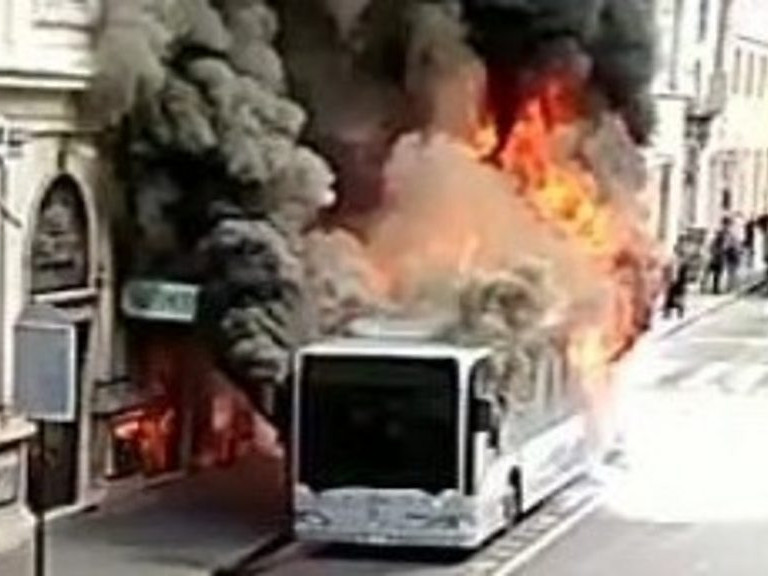 Автобусны жолооч 25 хүүхдийг гал түймрээс аварчээ