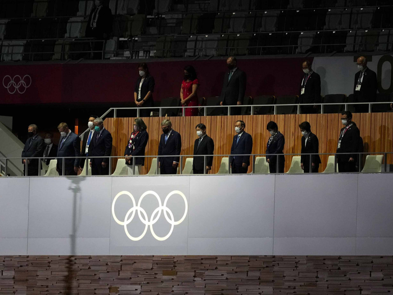 Олимпийн нээлтийн эхэнд коронавирусийн улмаас нас барсан хүмүүсийн дурсгалд хүндэтгэл үзүүллээ
