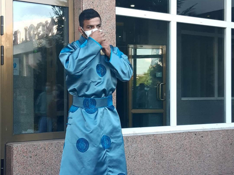 “Debel fashion” салоноос Саид Моллайд Монгол дээл бэлэглэв