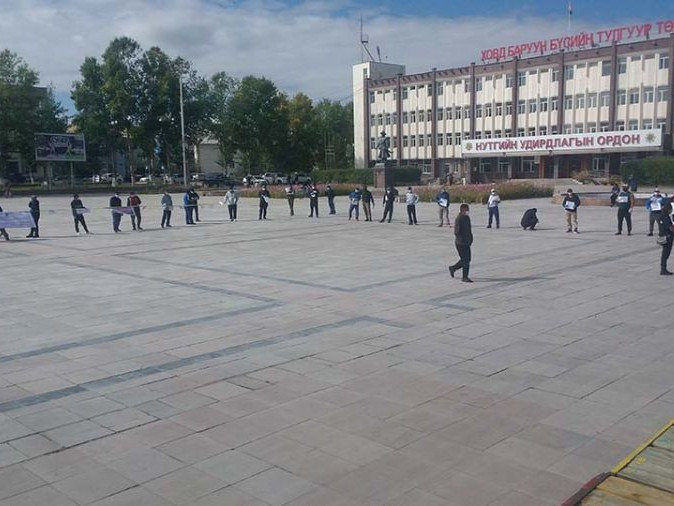 Хөшөөтийн уурхайн тээвэрчид шаардлага хүргэж, тэмцэл өрнүүлж байна