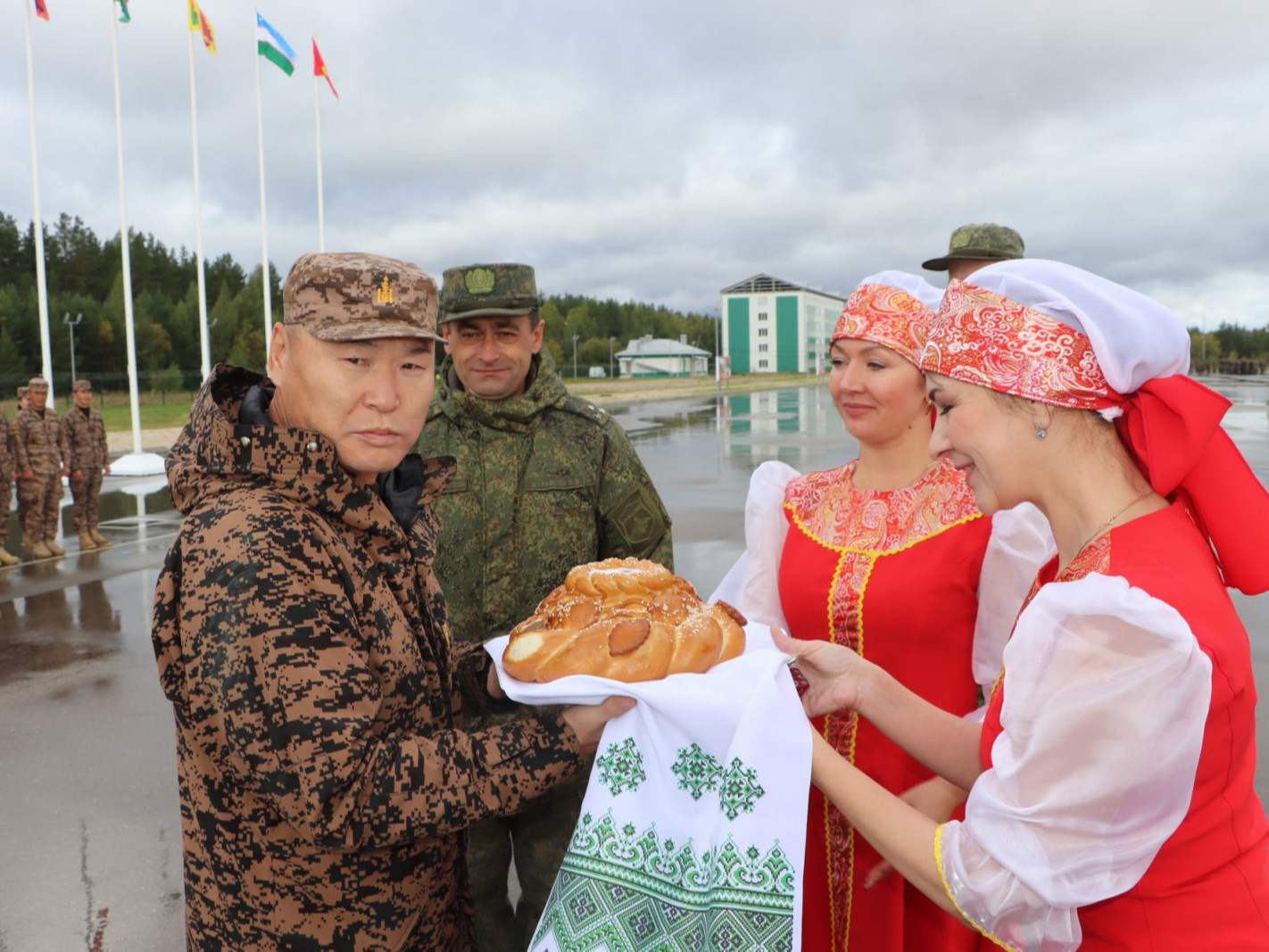 Хээрийн сургуульд оролцох Монгол цэргийн багийг Оросын тал угтан авч, хүндэтгэл үзүүлжээ