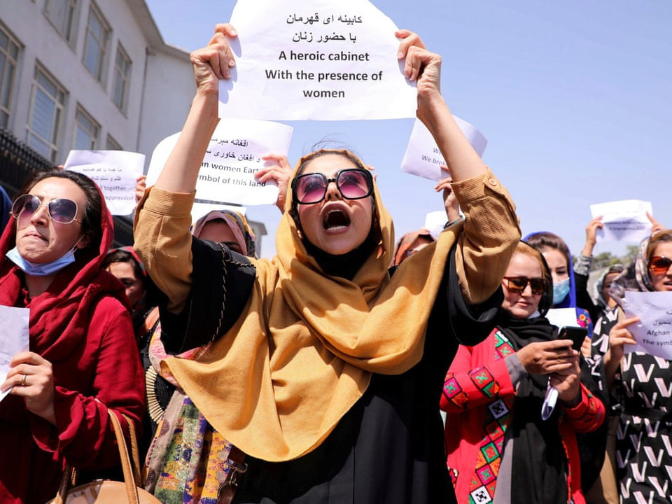 Афганистан эмэгтэйчүүд Талибаны түр засгийн газрыг эсэргүүцэж, жагсаал зохион байгуулжээ